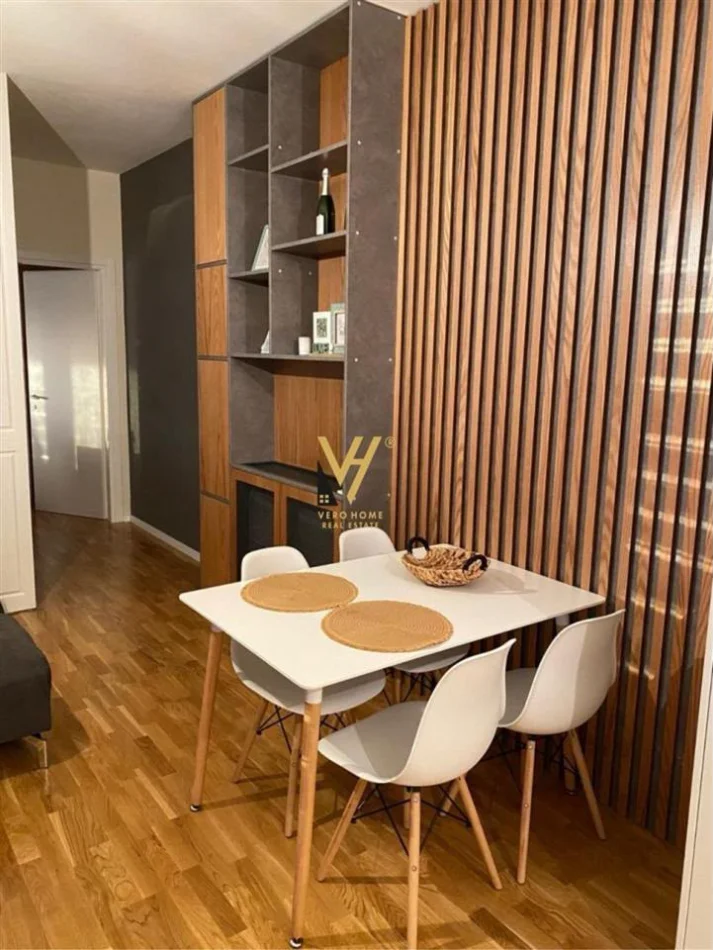 Tirane, jepet me qera apartament 1+1+Ballkon Kati 6, 115 m² 920 € (RRUGA E BARRIKADAVE)