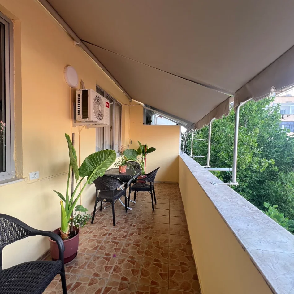 Tirane, jepet me qera apartament 1+1+Ballkon Kati 5, 85 m² 700 € (Rruga Kavajes)