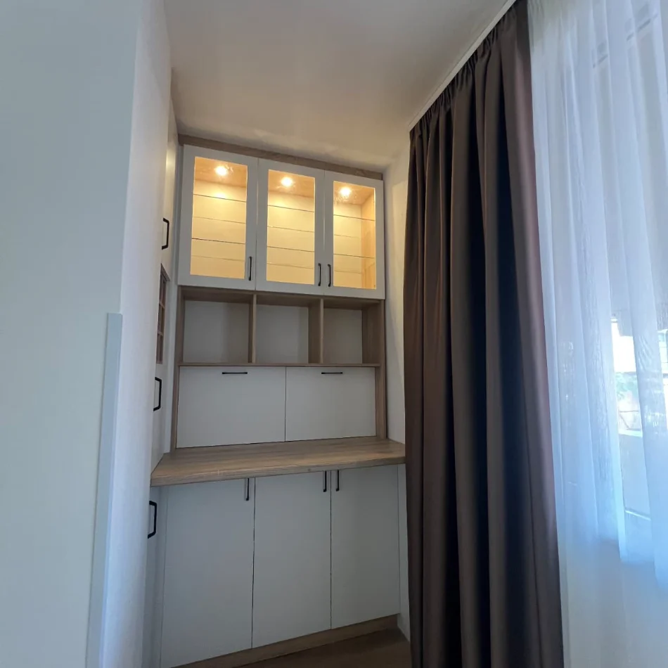 Tirane, jepet me qera apartament 1+1+Ballkon Kati 5, 85 m² 700 € (Rruga Kavajes)