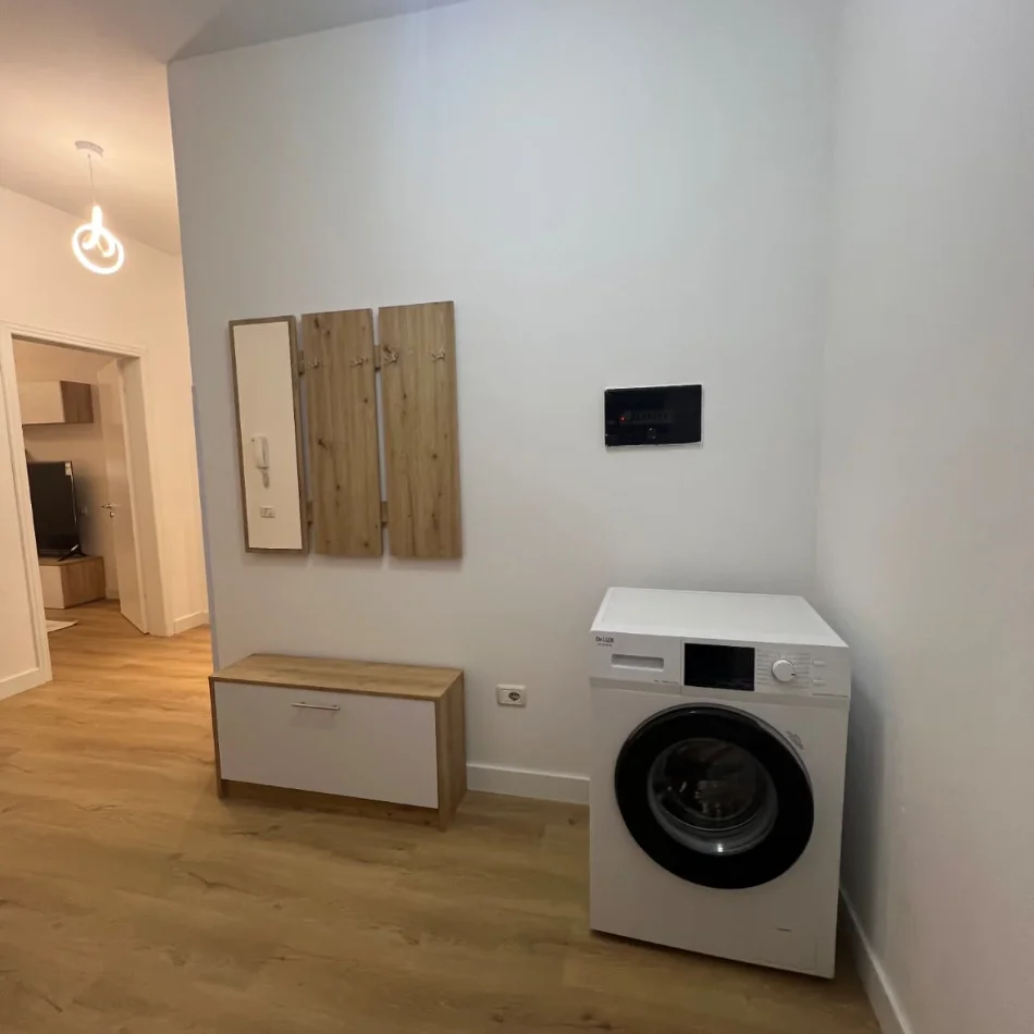 Tirane, jepet me qera apartament 1+1+Ballkon Kati 5, 85 m² 700 € (Rruga Kavajes)