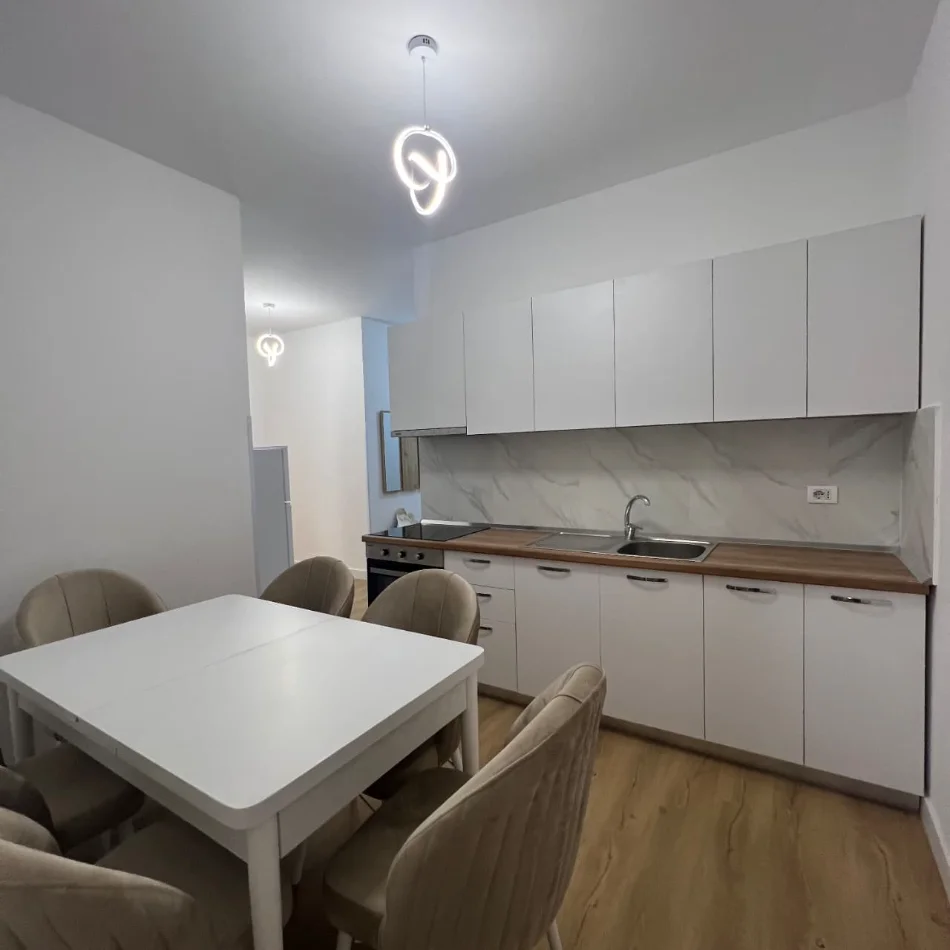 Tirane, jepet me qera apartament 1+1+Ballkon Kati 5, 85 m² 700 € (Rruga Kavajes)