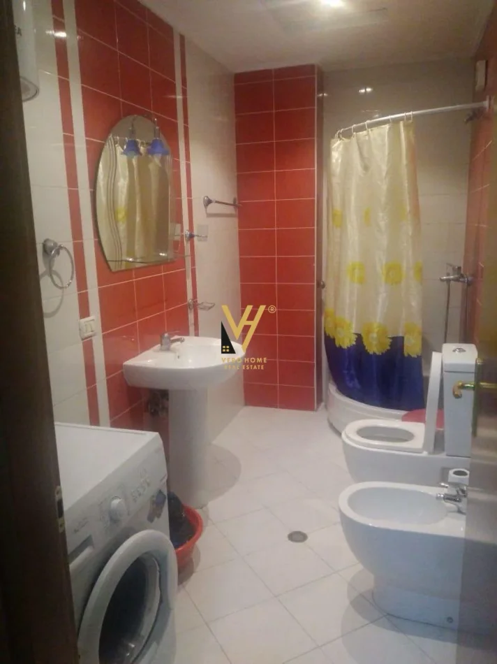 Tirane, jepet me qera apartament 1+1+Ballkon Kati 3, 74 m² 470 € (ISH PARKU)