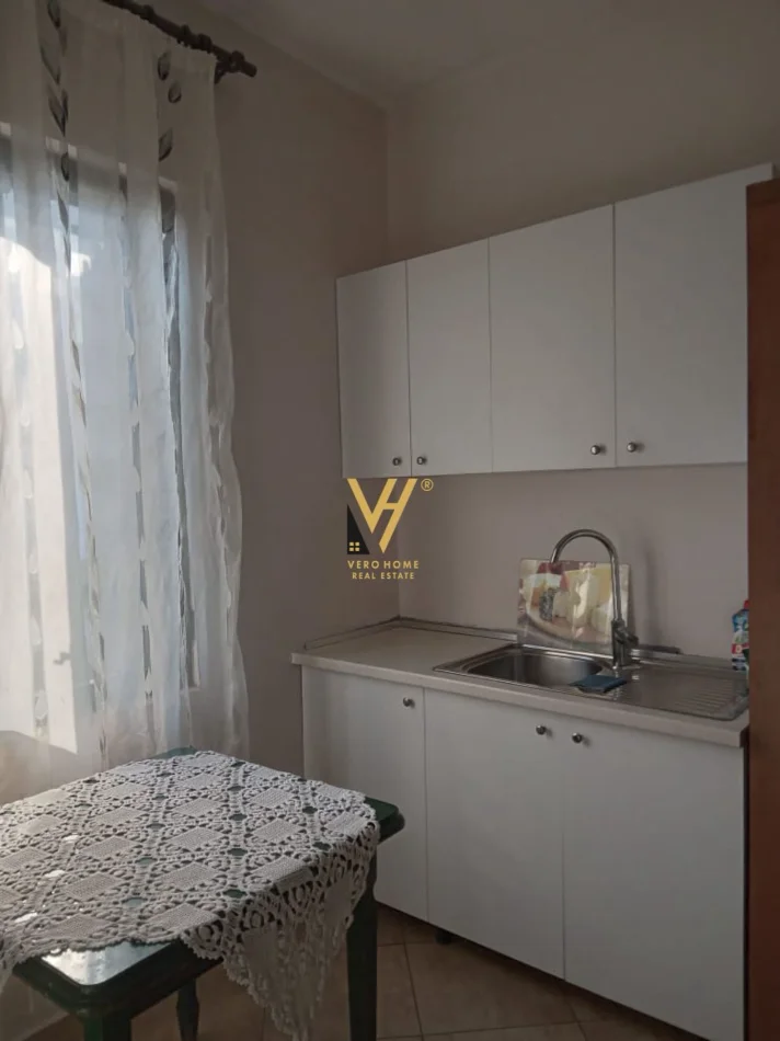 Tirane, jepet me qera apartament 3+1+Ballkon Kati 2, 120 m² 520 € (ALI DEMI)