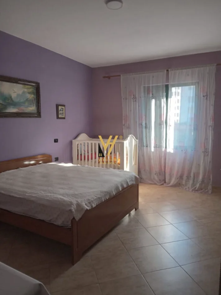 Tirane, jepet me qera apartament 3+1+Ballkon Kati 2, 120 m² 520 € (ALI DEMI)
