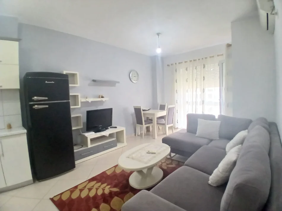 Tirane, jepet me qera apartament 1+1+Ballkon Kati 3, 65 m² 500 € (ISH PARKU)