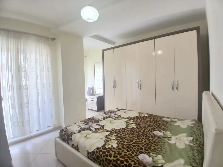 Tirane, jepet me qera apartament 1+1+Ballkon Kati 3, 65 m² 500 € (ISH PARKU)