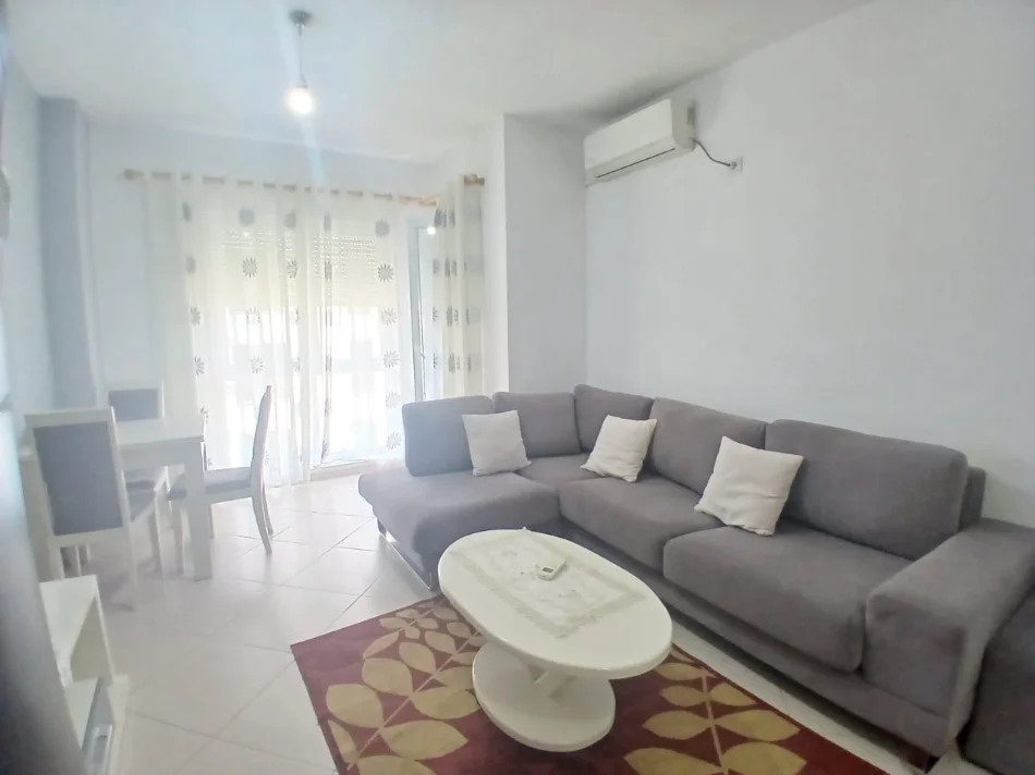Tirane, jepet me qera apartament 1+1+Ballkon Kati 3, 65 m² 500 € (ISH PARKU)