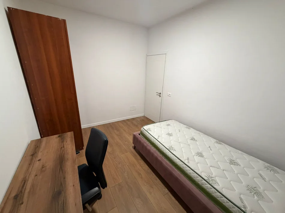 Tirane, jepet me qera apartament 2+1 Kati 1, 87 m² 400 € (Shkoze)