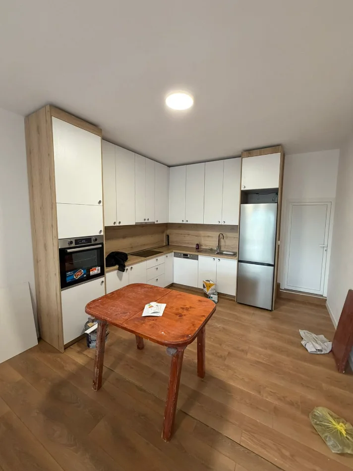 Tirane, jepet me qera apartament 2+1 Kati 1, 87 m² 400 € (Shkoze)
