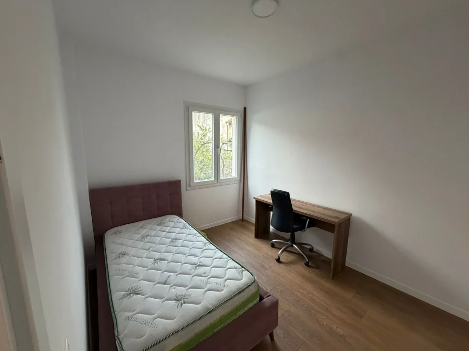 Tirane, jepet me qera apartament 2+1 Kati 1, 87 m² 400 € (Shkoze)