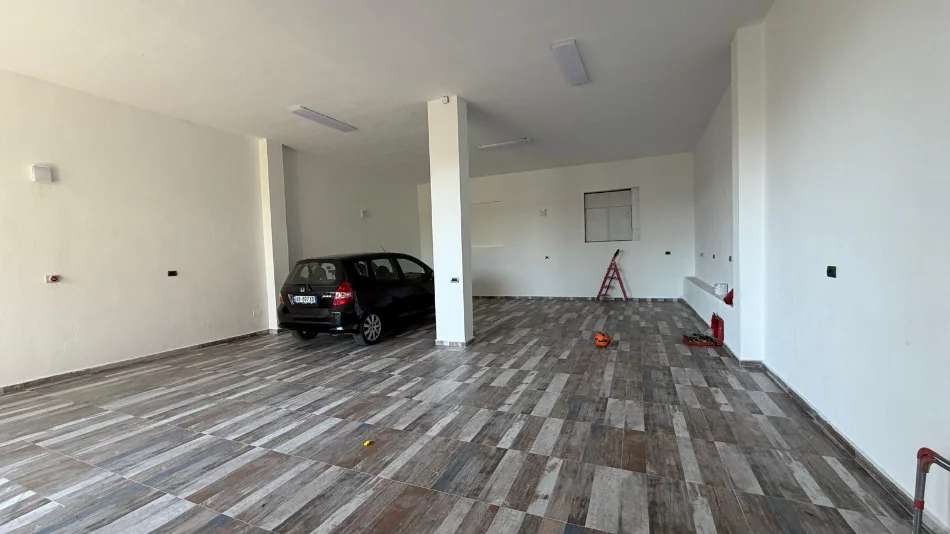 Tirane, jepet me qera magazine Kati 0, 118 m² 500 € (KODRA E PRIFTIT)