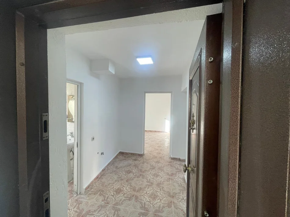 Tirane, jepet me qera apartament 2+1 Kati 3, 75 m² 500 € (RRUGA FERIT XHAJKO)