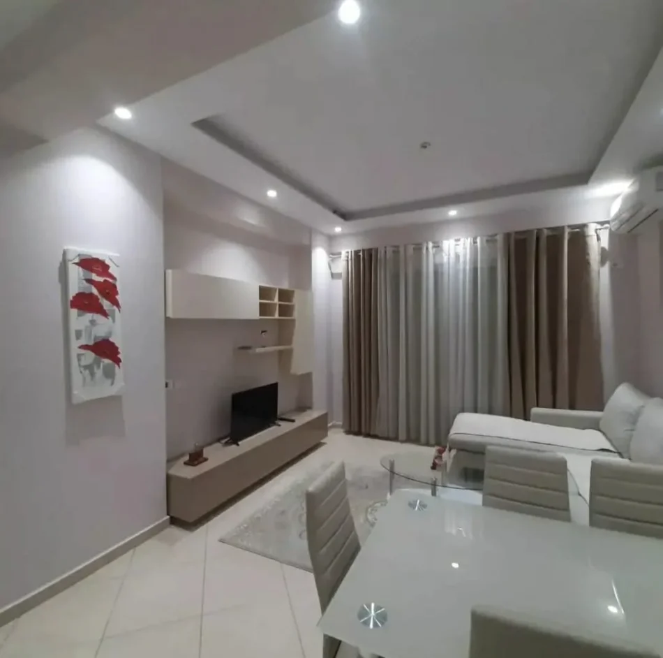 Tirane, jepet me qera apartament 2+1+Ballkon Kati 4, 90 m² 600 € (Kompleksi Golden Park perball Amerikan 3)