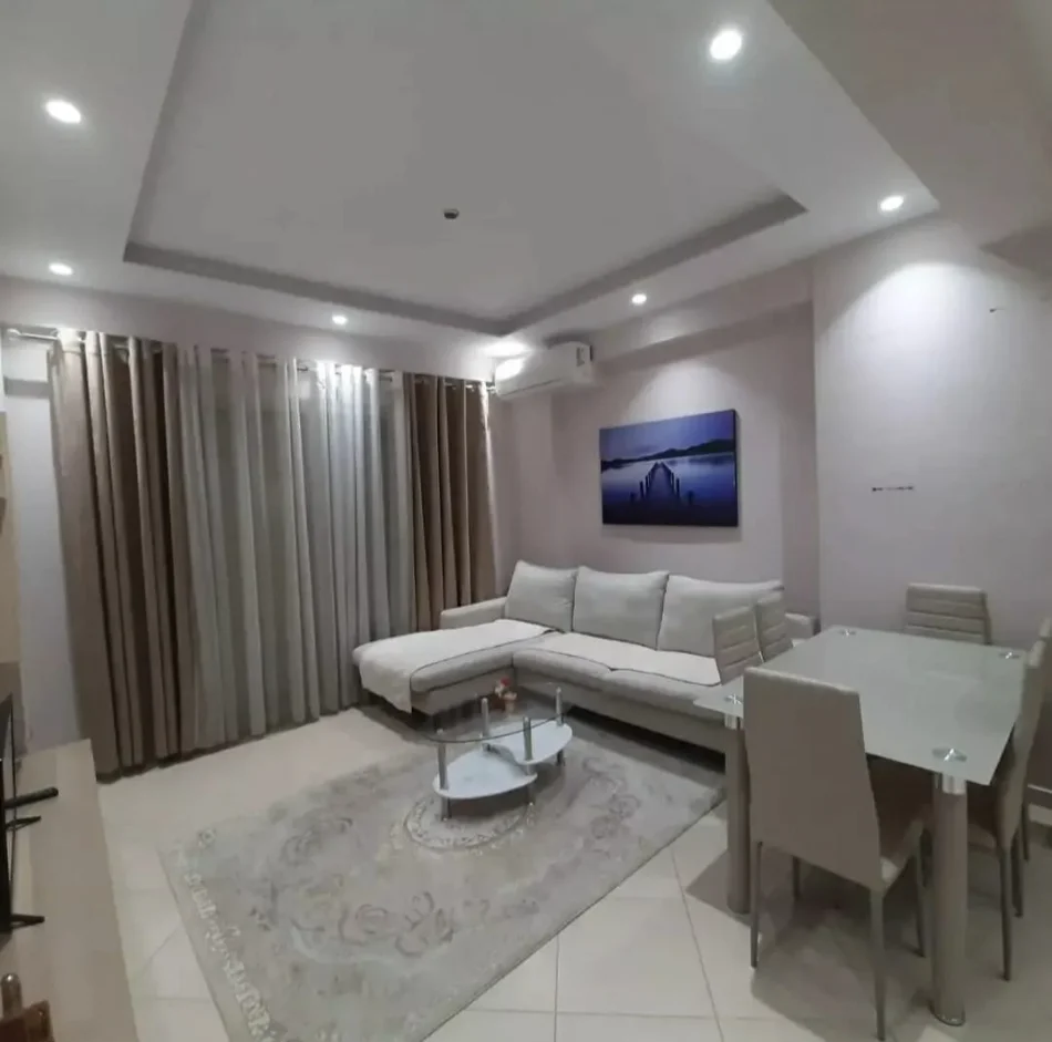Tirane, jepet me qera apartament 2+1+Ballkon Kati 4, 90 m² 600 € (Kompleksi Golden Park perball Amerikan 3)