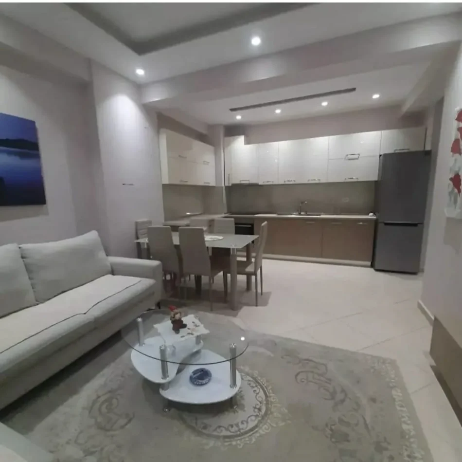 Tirane, jepet me qera apartament 2+1+Ballkon Kati 4, 90 m² 600 € (Kompleksi Golden Park perball Amerikan 3)