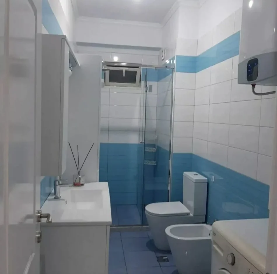 Tirane, jepet me qera apartament 2+1+Ballkon Kati 4, 90 m² 600 € (Kompleksi Golden Park perball Amerikan 3)