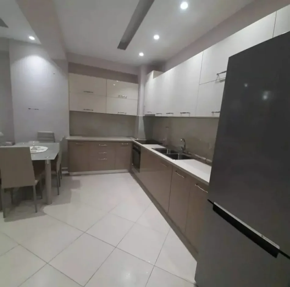 Tirane, jepet me qera apartament 2+1+Ballkon Kati 4, 90 m² 600 € (Kompleksi Golden Park perball Amerikan 3)