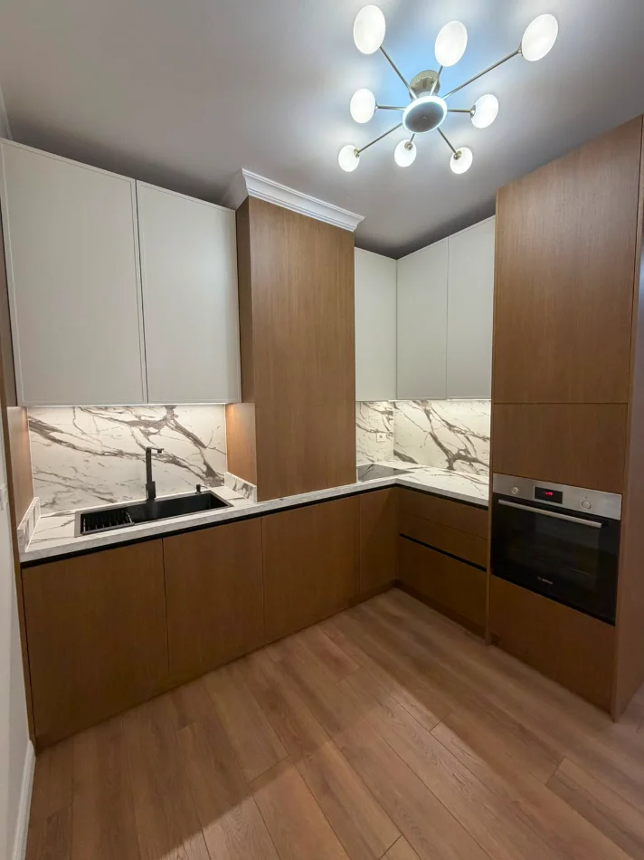 Tirane, jepet me qera apartament 2+1+Ballkon , 122 m² 1.400 € (Kompleksi Delijorgji)