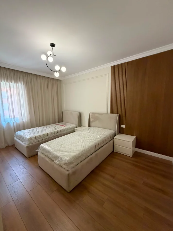 Tirane, jepet me qera apartament 2+1+Ballkon , 122 m² 1.400 € (Kompleksi Delijorgji)