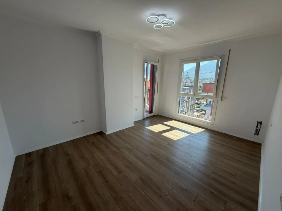 Tirane, jepet me qera apartament 3+1 Kati 5, 600 € (PASKUQAN)