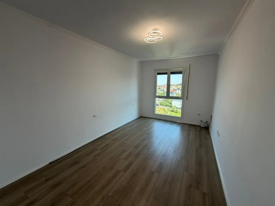 Tirane, jepet me qera apartament 3+1 Kati 5, 600 € (PASKUQAN)