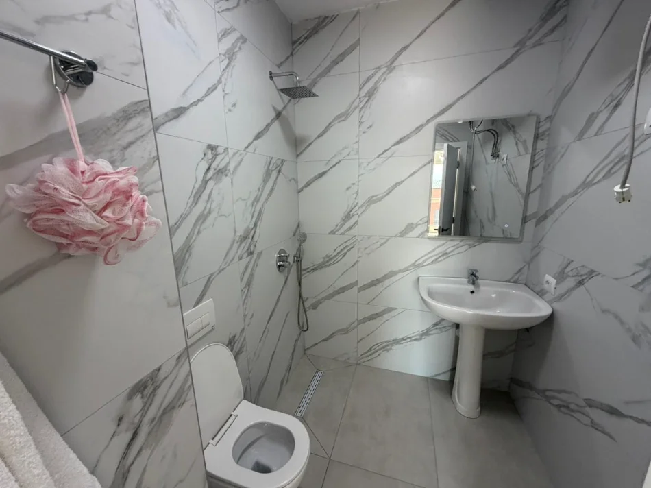 Tirane, jepet me qera apartament 3+1 Kati 5, 600 € (PASKUQAN)