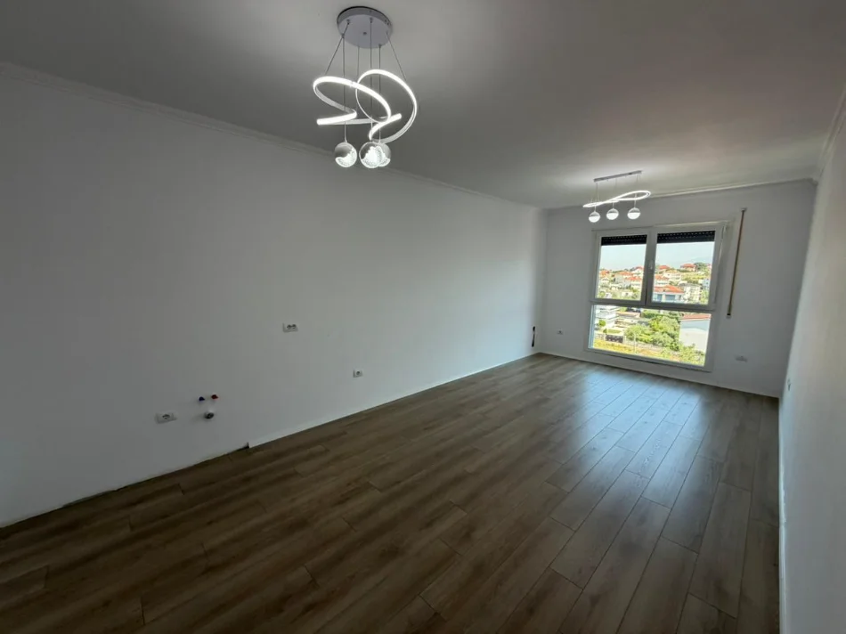 Tirane, jepet me qera apartament 3+1 Kati 5, 600 € (PASKUQAN)