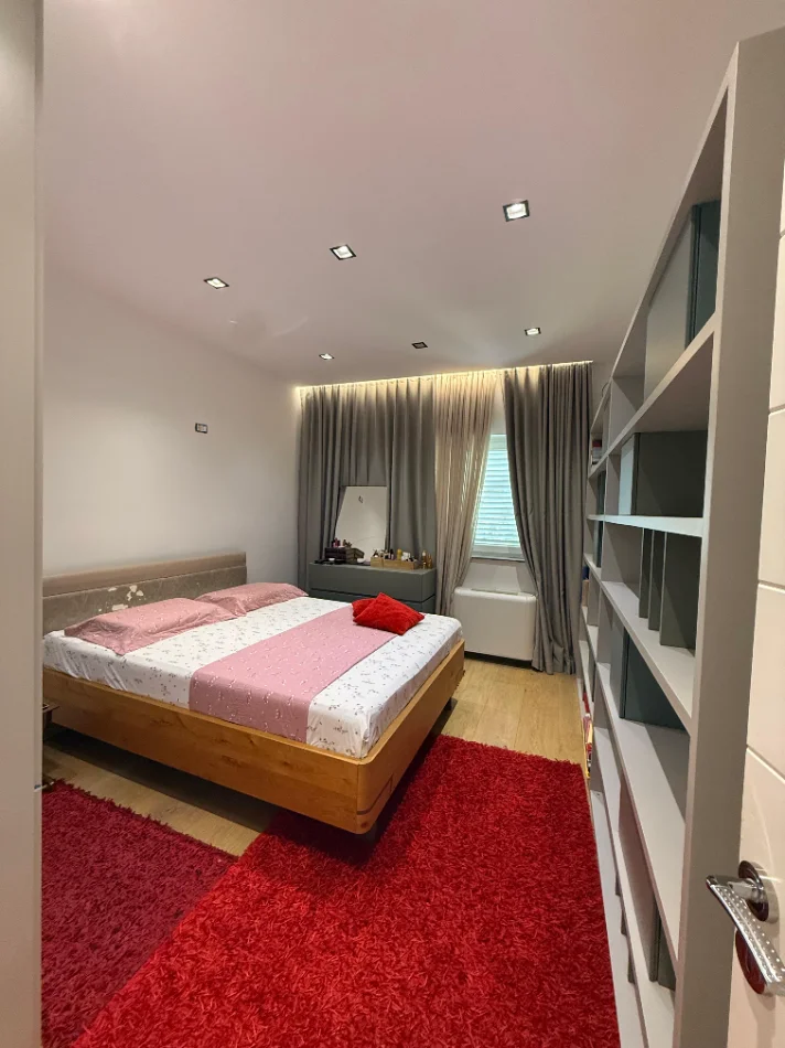 Tirane, jepet me qira Apartament Modern 2+1 , 950 €, 📍Qender, Tregu Cam