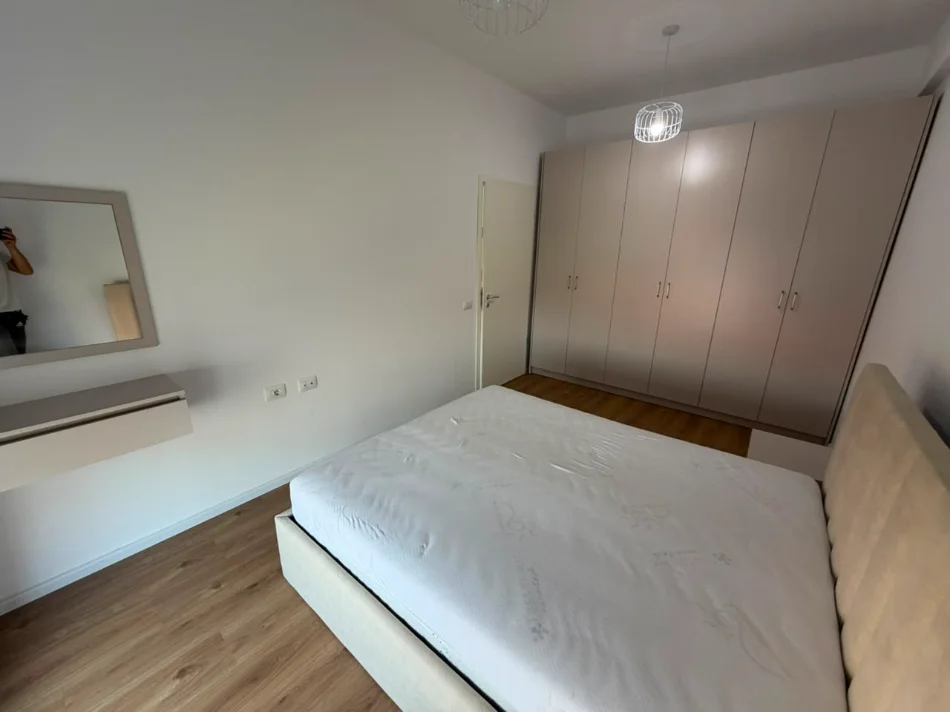 Tirane, jepet me qera apartament 1+1 Kati 2, (Ali Demi)