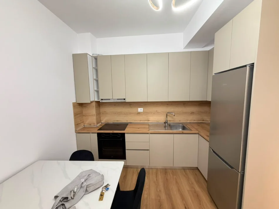 Tirane, jepet me qera apartament 1+1 Kati 2, (Ali Demi)