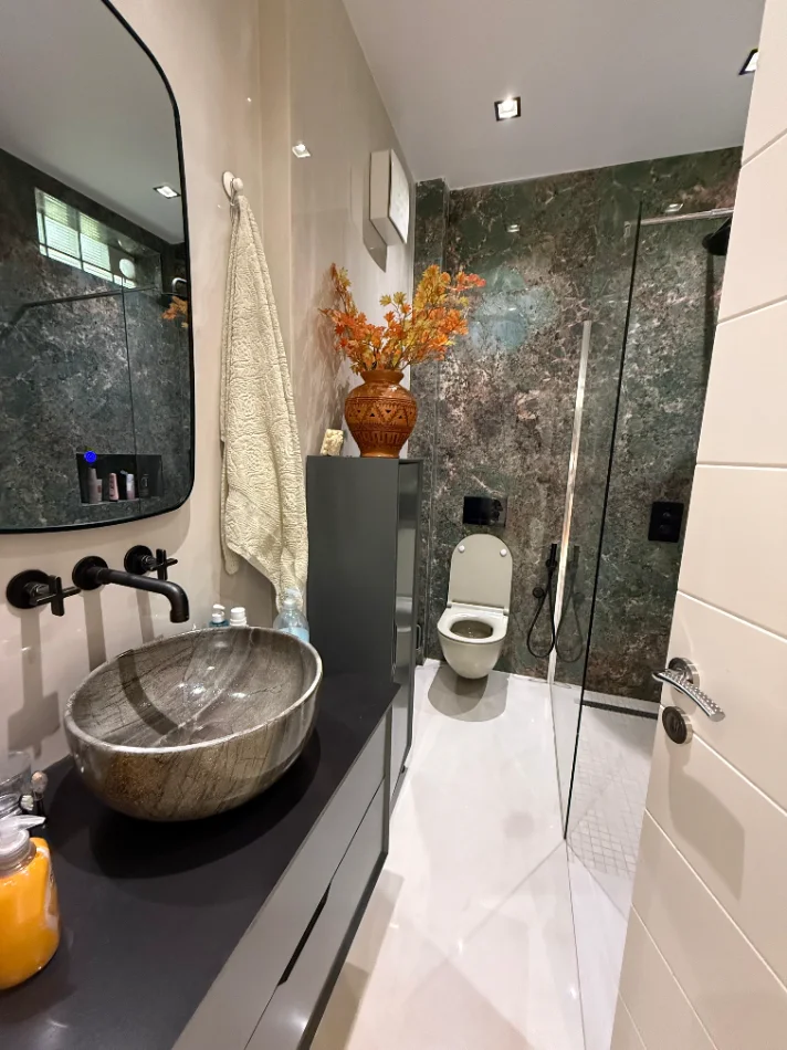 Tirane, jepet me qira Apartament Modern 2+1 , 950 €, 📍Qender, Tregu Cam