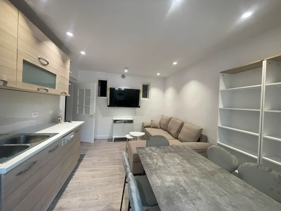 Tirane, jepet me qera apartament 1+1 Kati 4, 50 m² 550 € 