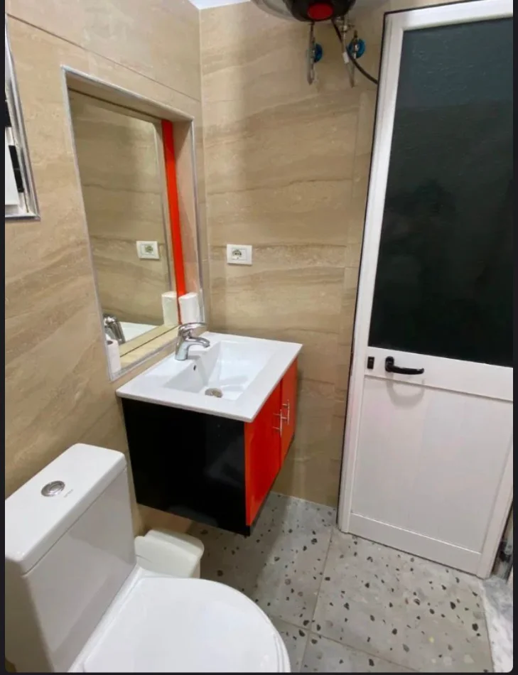 Tirane, jepet me qera apartament 1+1 Kati 1, 400 € (XHAMLLIK)