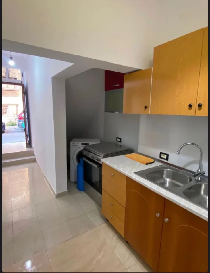 Tirane, jepet me qera apartament 1+1 Kati 1, 400 € (XHAMLLIK)