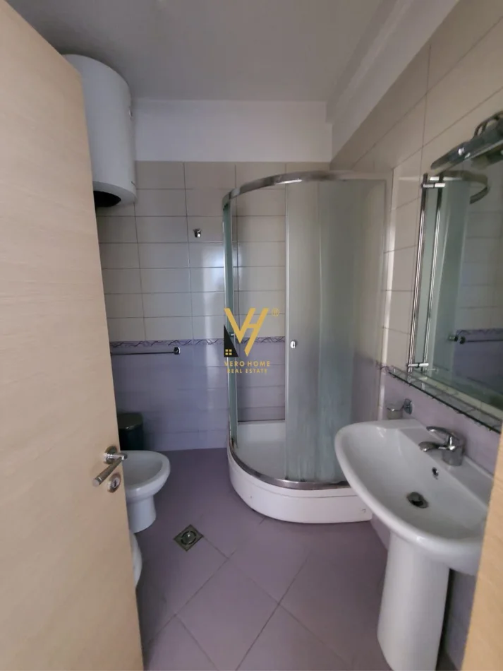 Tirane, jepet me qera zyre Kati 5, 110 m² 1.300 € (KOMUNA E PARISIT)
