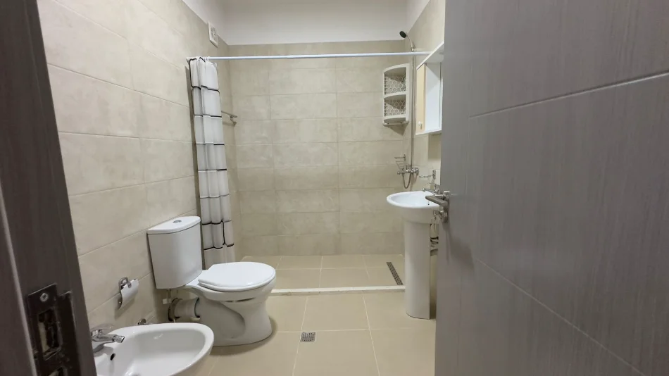 Tirane, jepet me qera apartament 2+1+2+ Parkim, Kati 1, 98 m² 550 € (Rruga 5 Maji)