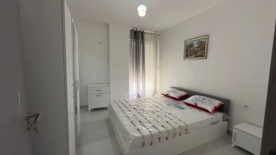 Tirane, jepet me qera apartament 2+1+2+ Parkim, Kati 1, 98 m² 550 € (Rruga 5 Maji)