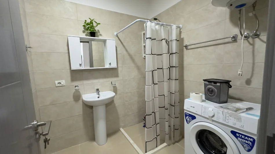 Tirane, jepet me qera apartament 2+1+2+ Parkim, Kati 1, 98 m² 550 € (Rruga 5 Maji)