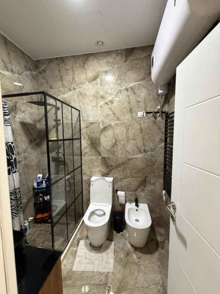 Tirane, jepet me qera apartament 2+1 Kati 1, 76 m² 650 € (Prane Fakultetit te Mjekesise)