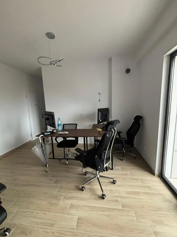 Tirane, shes Tavolina për Zyrë ose Biznes në Shitje – 8 Copë 480 €
