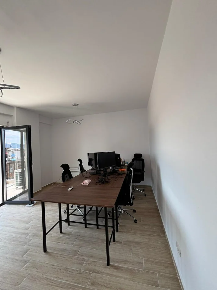Tirane, shes Tavolina për Zyrë ose Biznes në Shitje – 8 Copë 480 €