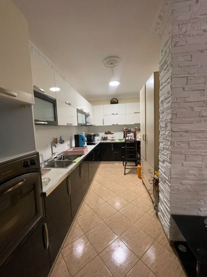 Tirane, jepet me qera apartament 2+1+2, Kati 1, 105 m² 550 € (Rruga 5 Maji)