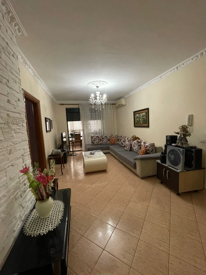Tirane, jepet me qera apartament 2+1+2, Kati 1, 105 m² 550 € (Rruga 5 Maji)