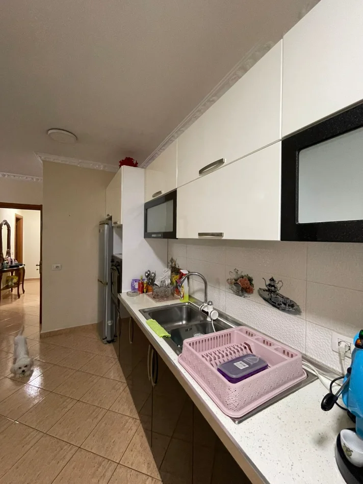 Tirane, jepet me qera apartament 2+1+2, Kati 1, 105 m² 550 € (Rruga 5 Maji)