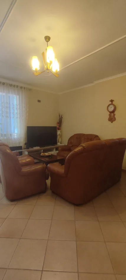 Tirane, jepet me qera apartament 2+1+Ballkon Kati 1, 75 m² 700 € (Fusha e Aviacionit)