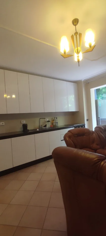 Tirane, jepet me qera apartament 2+1+Ballkon Kati 1, 75 m² 700 € (Fusha e Aviacionit)