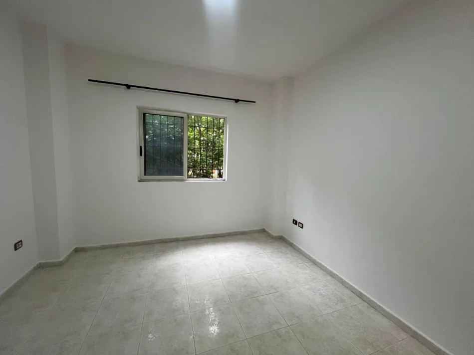 Shqiperi, jepet me qera apartament 2+1 Kati 1, 90 m² (ish parku i autobusave)