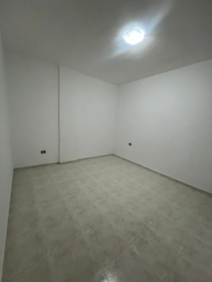 Shqiperi, jepet me qera apartament 2+1 Kati 1, 90 m² (ish parku i autobusave)