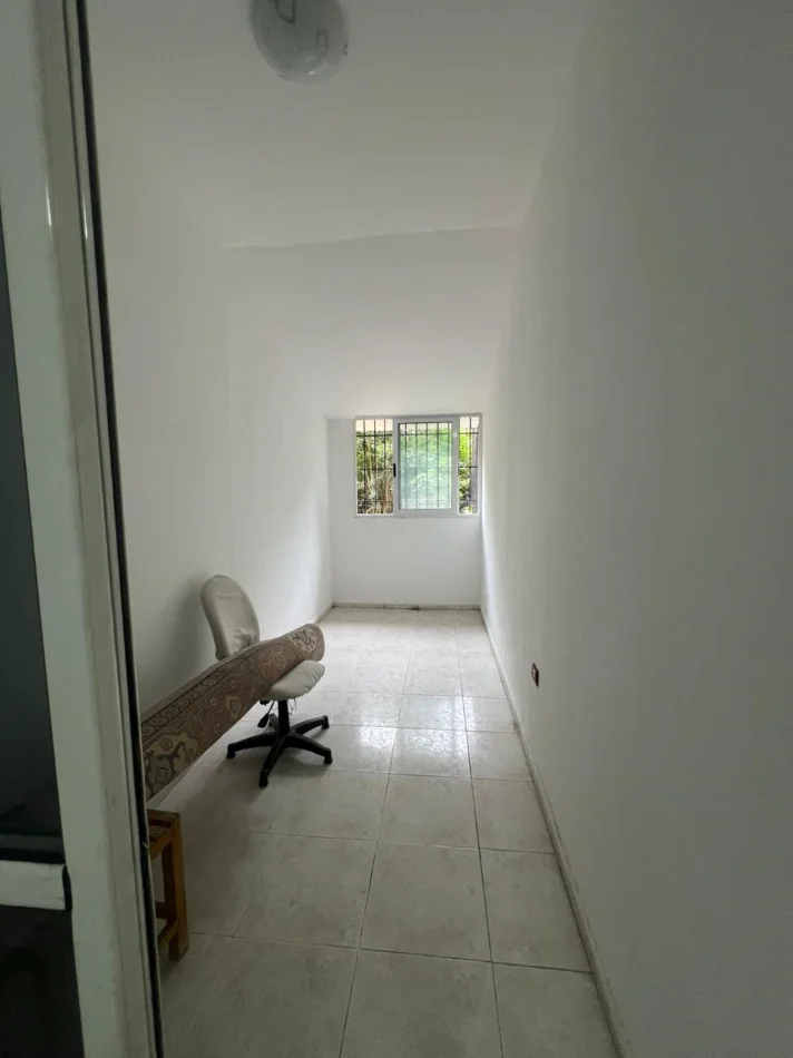 Shqiperi, jepet me qera apartament 2+1 Kati 1, 90 m² (ish parku i autobusave)