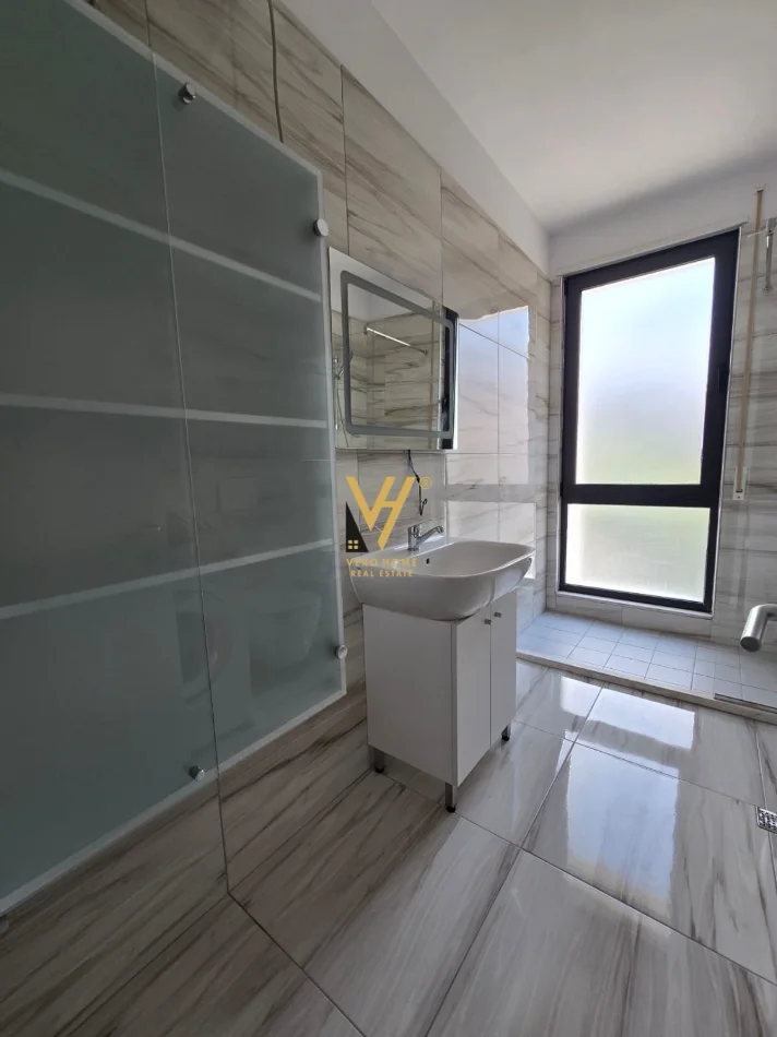 Tirane, jepet me qera apartament 1+1+Ballkon Kati 2, 63 m² 620 € (ALI DEMI)